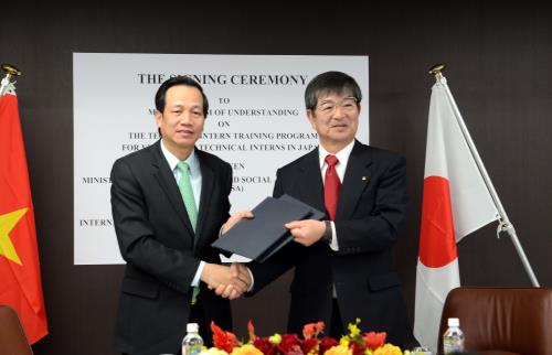 Bộ trưởng Bộ Lao động, Thương binh và Xã hội Đào Ngọc Dung (trái) và Chủ tịch IM Japan Yanagisawa Kyoe trao bản ghi nhớ về Chương trình thực tập sinh kỹ năng Việt Nam tại Nhật Bản. Ảnh: Thành Hữu, Gia Quân phóng viên thường trú TTXVN tại Nhật Bản.
