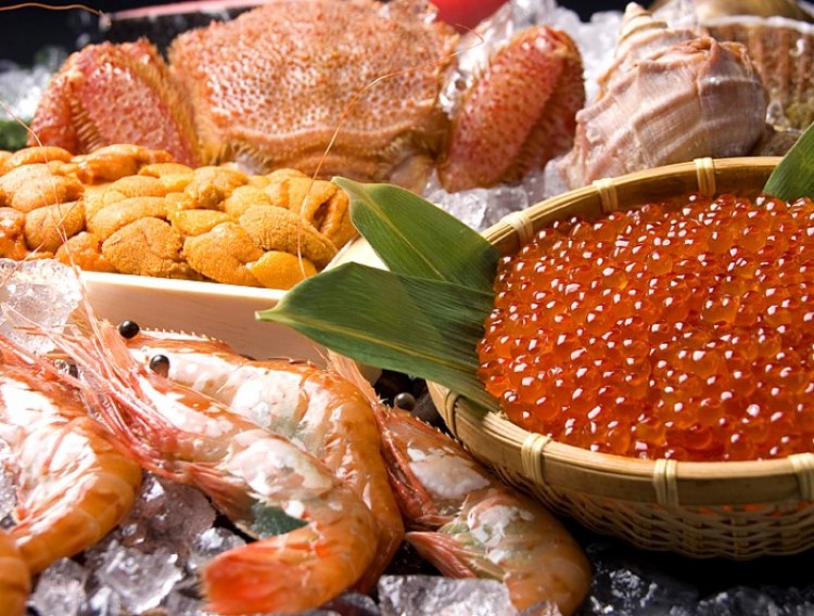 Hokkaido là nơi có nguồn hải sản phong phú và tươi ngon. Bạn có thể thưởng thức sashimi tươi ngon với cá hồi (salmon), cá trích, tôm hùm, hàu, sò điệp và nhiều loại hải sản khác.